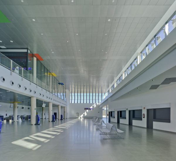 placas para falso techo instalada en un aeropuerto